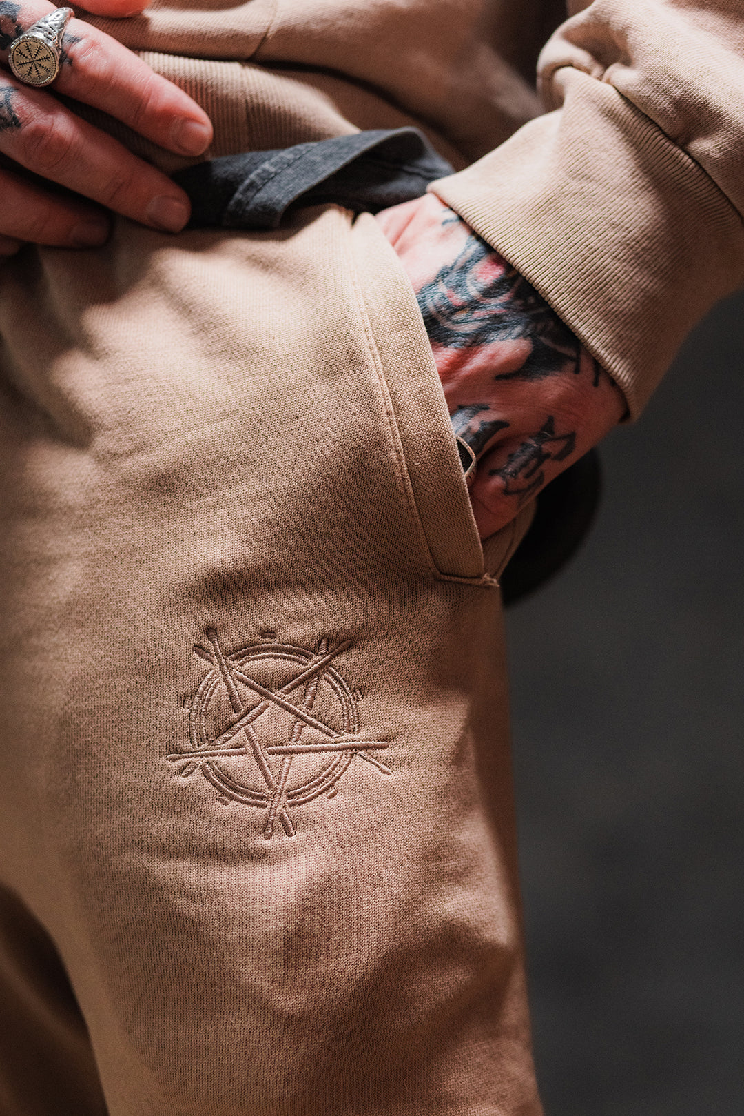 SLAM EMBROIDERED SWEATPANTS TAN