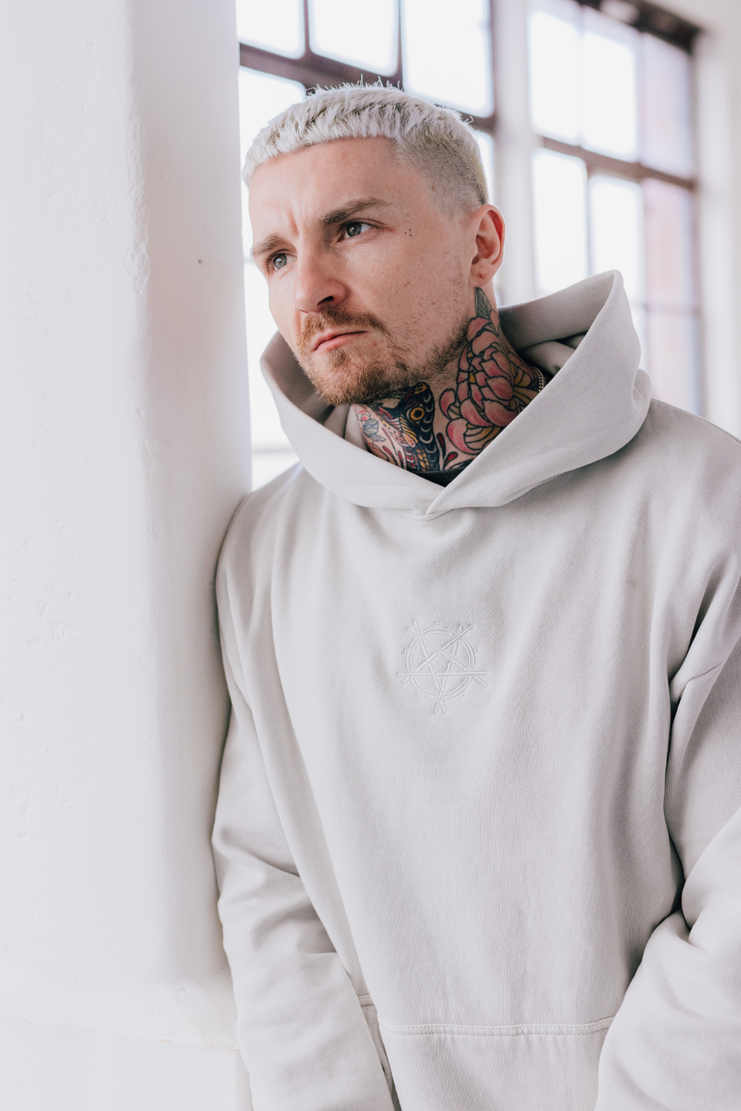 SLAM EMBROIDERED HOOD GREY